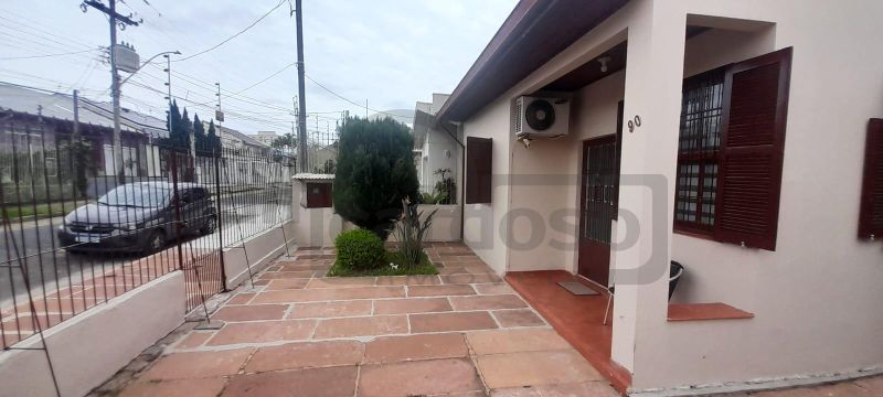 RESIDÊNCIA COM 2 DORMITÓRIOS, TÉRREA, COMPACTA, EM LOCALIZAÇÃO PRIVILEGIADA DO PARQUE MINUANO