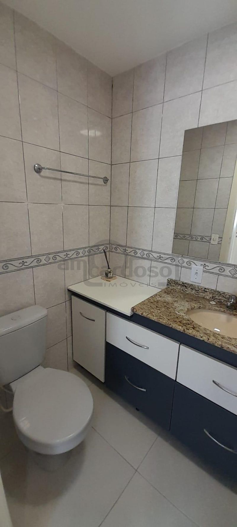 APARTAMENTO COM 2 DORMITÓRIOS, SACADA COM CHURRASQUEIRA E ESTACIONAMENTO