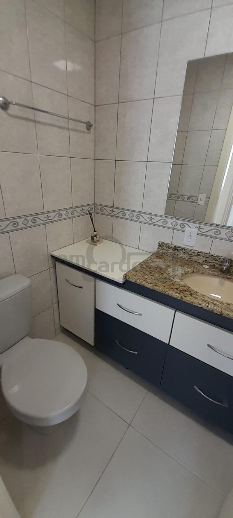 APARTAMENTO COM 2 DORMITÓRIOS, SACADA COM CHURRASQUEIRA E ESTACIONAMENTO