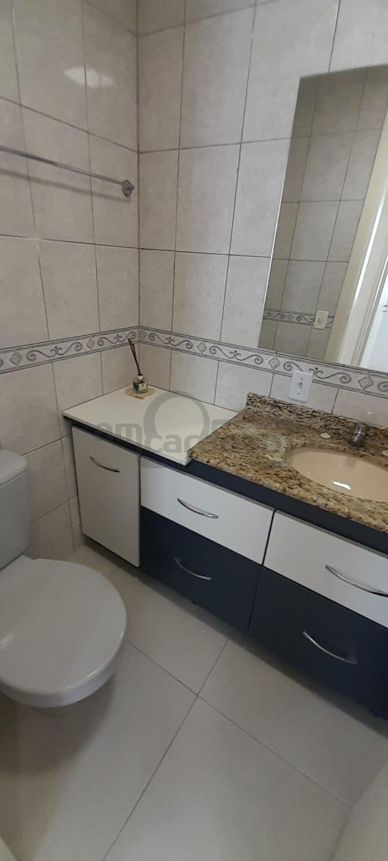 APARTAMENTO COM 2 DORMITÓRIOS, SACADA COM CHURRASQUEIRA E ESTACIONAMENTO