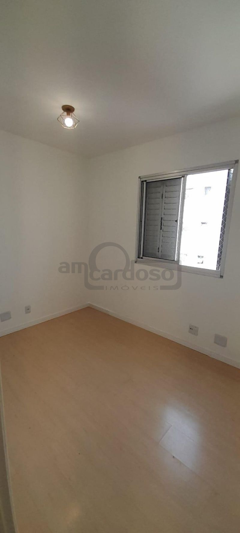 APARTAMENTO COM 2 DORMITÓRIOS, SACADA COM CHURRASQUEIRA E ESTACIONAMENTO