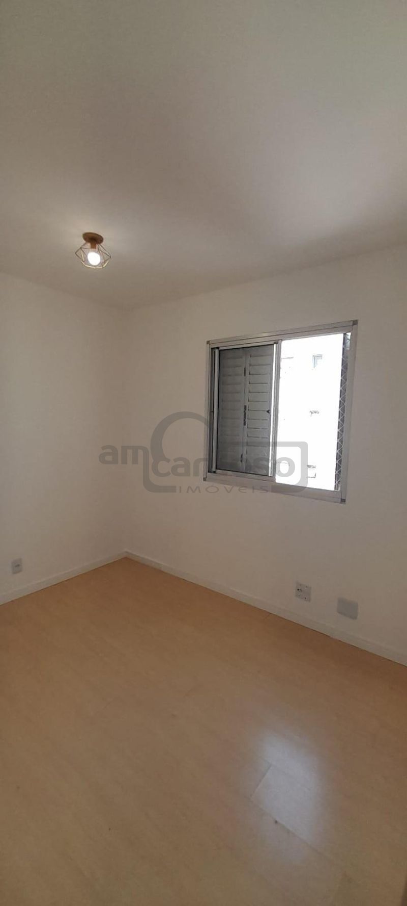 APARTAMENTO COM 2 DORMITÓRIOS, SACADA COM CHURRASQUEIRA E ESTACIONAMENTO