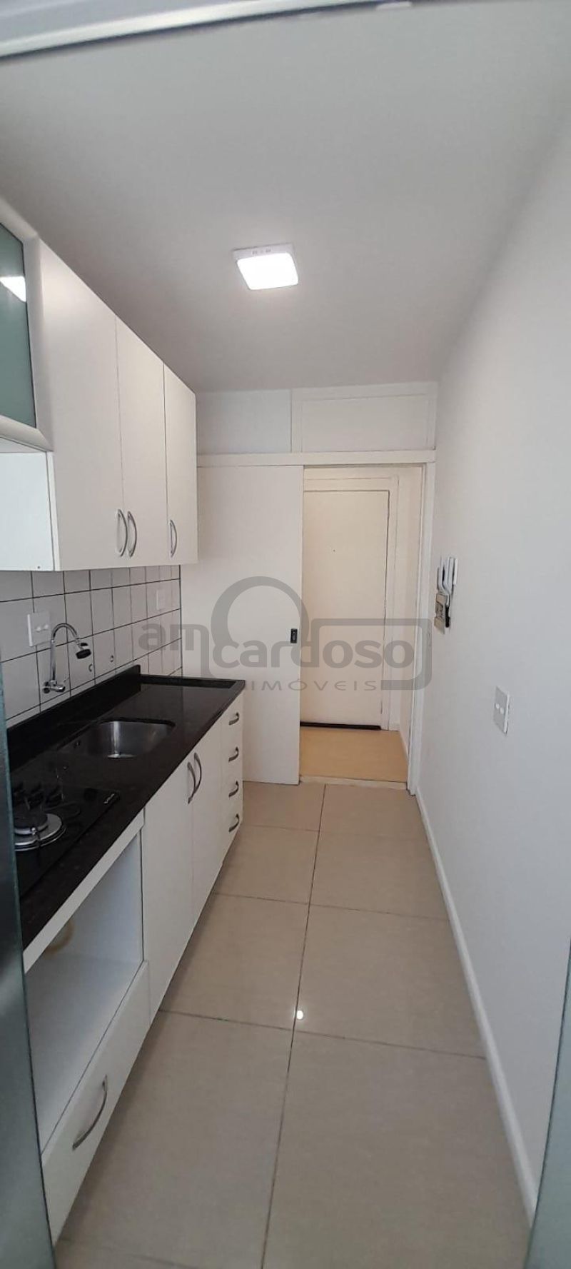 APARTAMENTO COM 2 DORMITÓRIOS, SACADA COM CHURRASQUEIRA E ESTACIONAMENTO