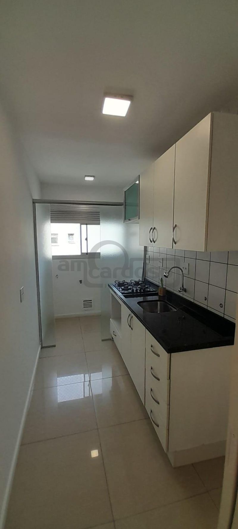 APARTAMENTO COM 2 DORMITÓRIOS, SACADA COM CHURRASQUEIRA E ESTACIONAMENTO