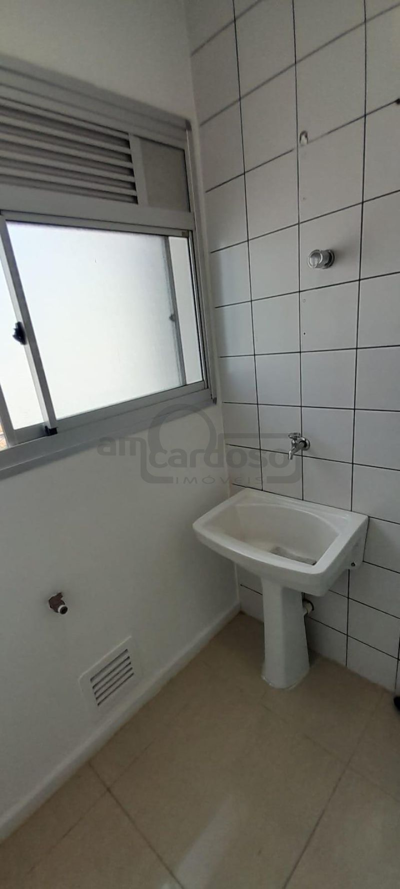 APARTAMENTO COM 2 DORMITÓRIOS, SACADA COM CHURRASQUEIRA E ESTACIONAMENTO
