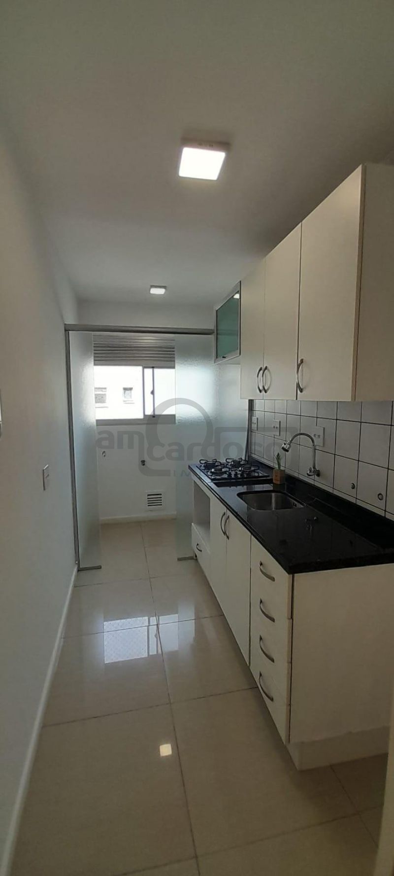 APARTAMENTO COM 2 DORMITÓRIOS, SACADA COM CHURRASQUEIRA E ESTACIONAMENTO