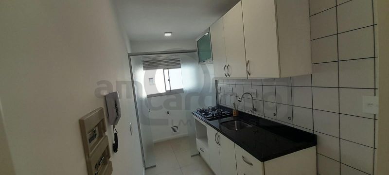 APARTAMENTO COM 2 DORMITÓRIOS, SACADA COM CHURRASQUEIRA E ESTACIONAMENTO