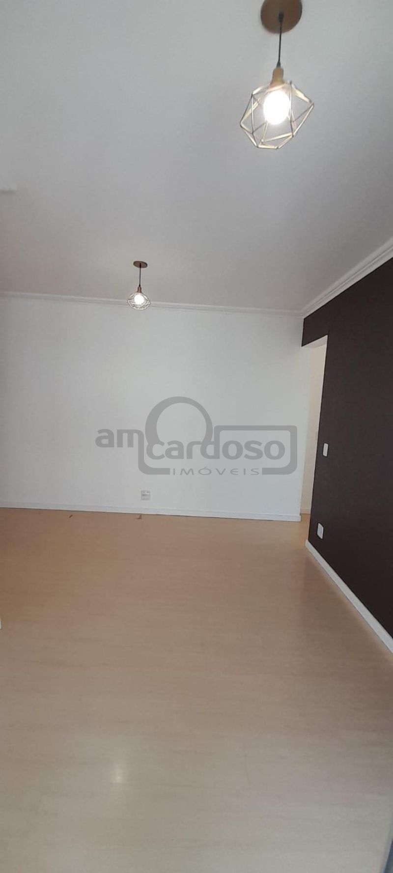 APARTAMENTO COM 2 DORMITÓRIOS, SACADA COM CHURRASQUEIRA E ESTACIONAMENTO