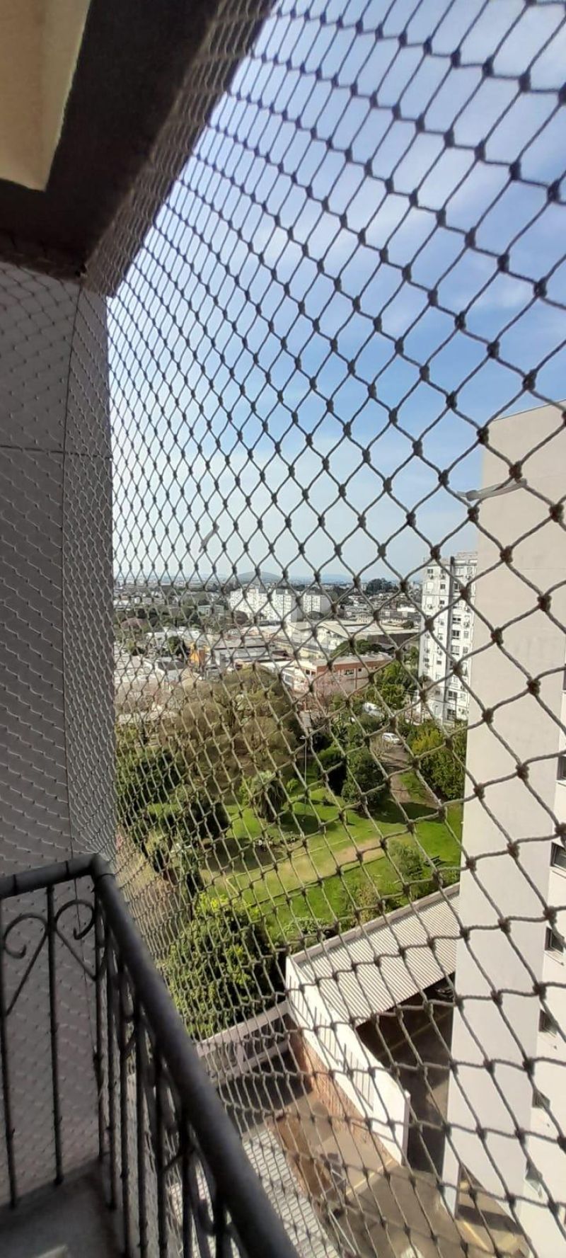 APARTAMENTO COM 2 DORMITÓRIOS, SACADA COM CHURRASQUEIRA E ESTACIONAMENTO