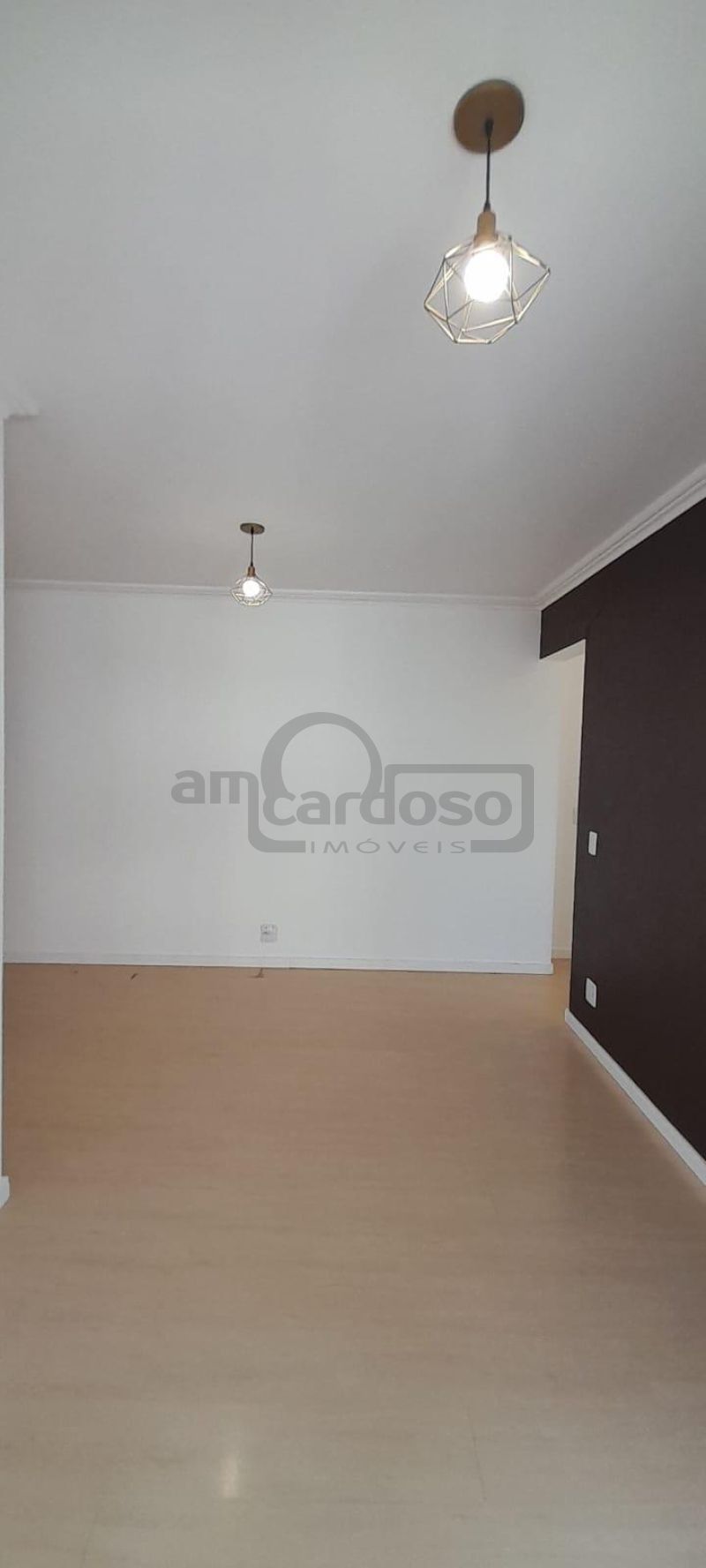 APARTAMENTO COM 2 DORMITÓRIOS, SACADA COM CHURRASQUEIRA E ESTACIONAMENTO