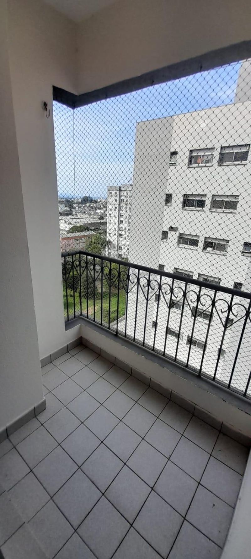 APARTAMENTO COM 2 DORMITÓRIOS, SACADA COM CHURRASQUEIRA E ESTACIONAMENTO