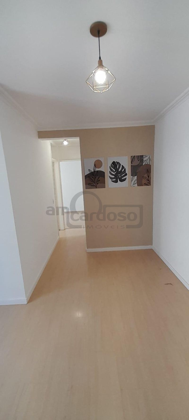 APARTAMENTO COM 2 DORMITÓRIOS, SACADA COM CHURRASQUEIRA E ESTACIONAMENTO