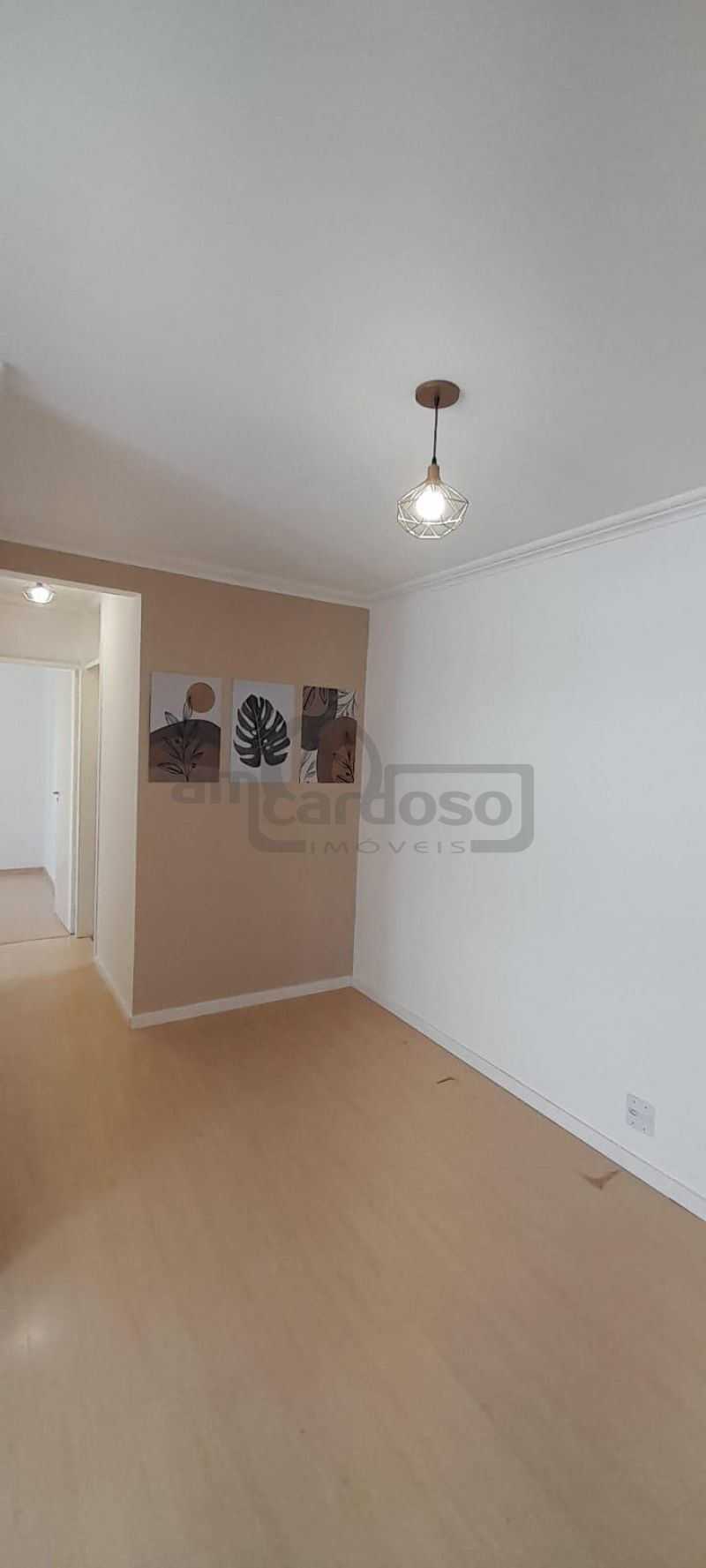APARTAMENTO COM 2 DORMITÓRIOS, SACADA COM CHURRASQUEIRA E ESTACIONAMENTO