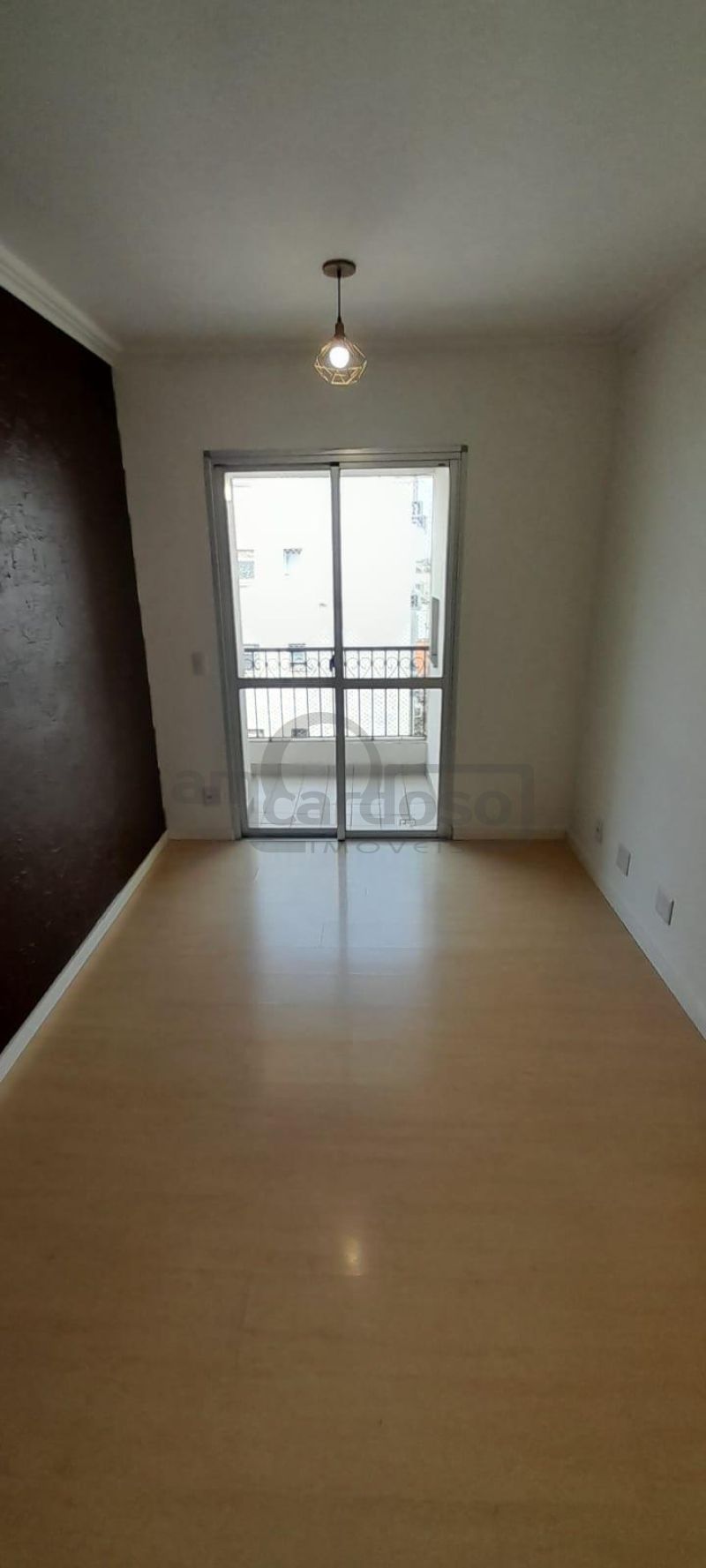APARTAMENTO COM 2 DORMITÓRIOS, SACADA COM CHURRASQUEIRA E ESTACIONAMENTO