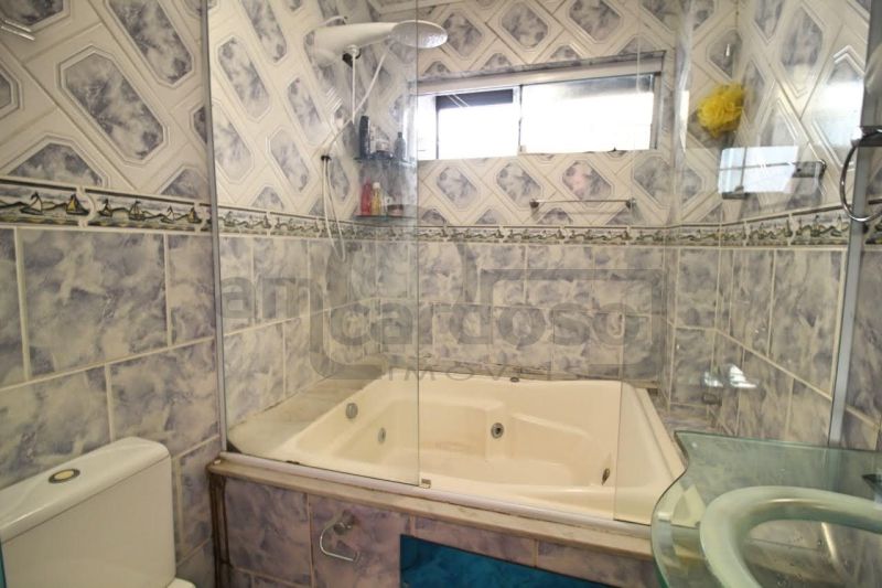 APARTAMENTO COM DOIS DORMITÓRIOS E ESTACIONAMENTO CONDOMINIAL