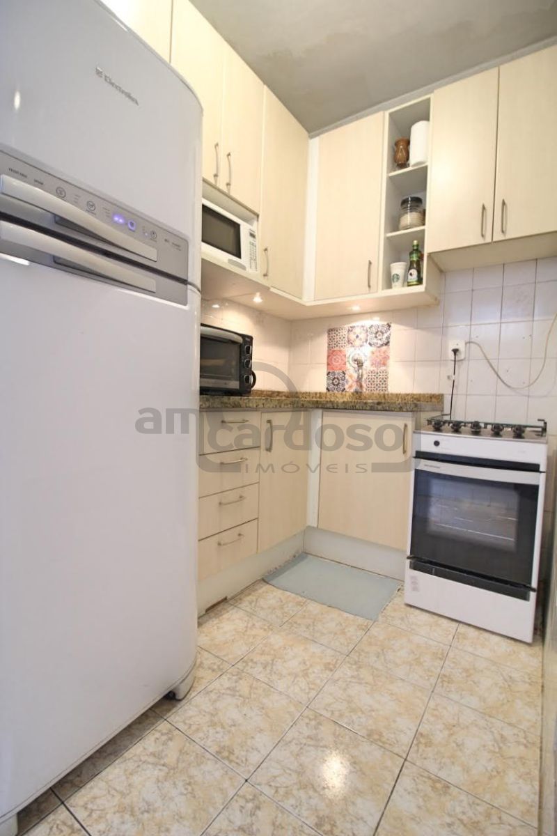 APARTAMENTO COM DOIS DORMITÓRIOS E ESTACIONAMENTO CONDOMINIAL