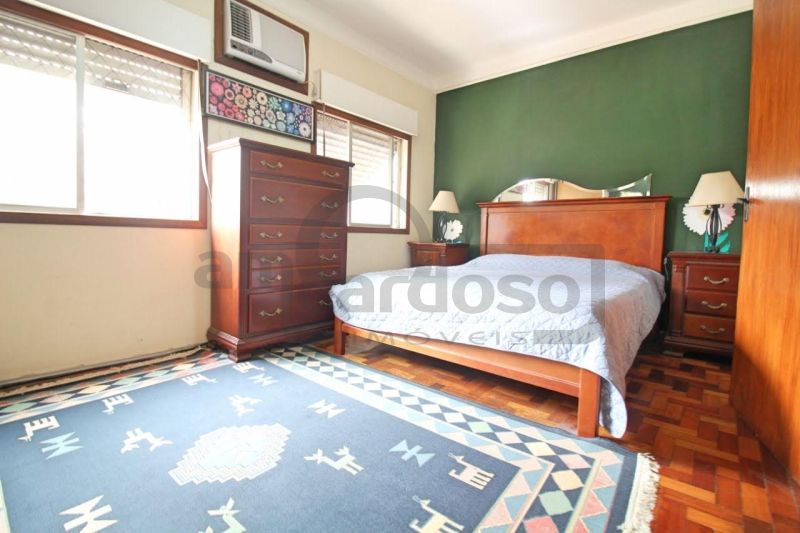 APARTAMENTO COM DOIS DORMITÓRIOS E ESTACIONAMENTO CONDOMINIAL