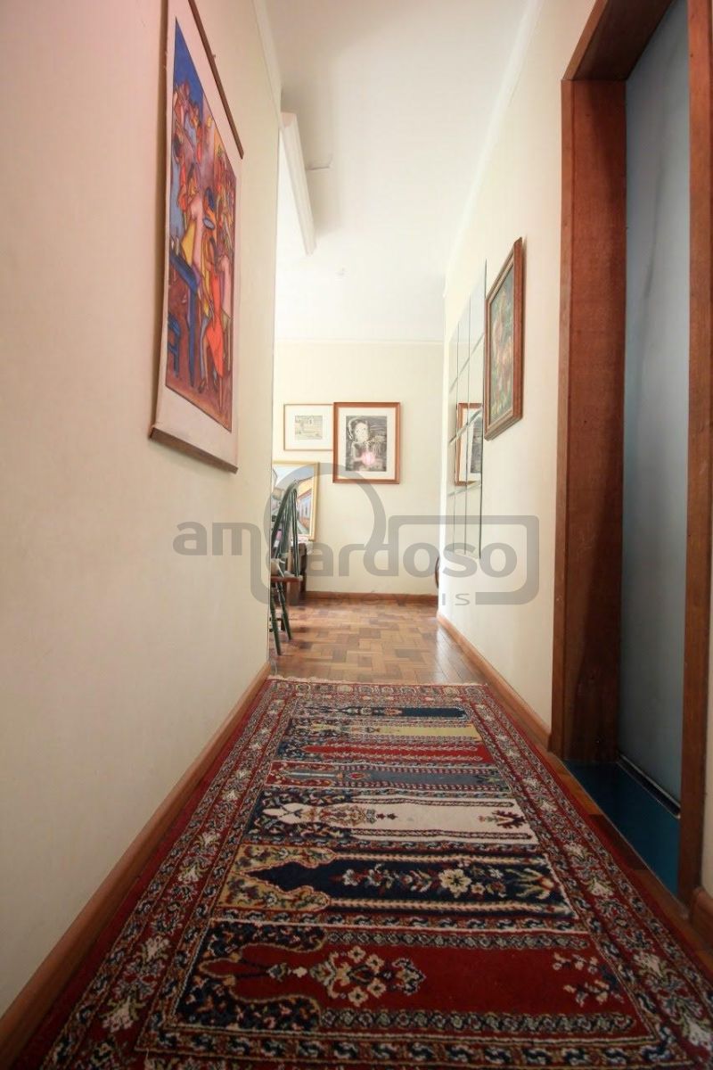 APARTAMENTO COM DOIS DORMITÓRIOS E ESTACIONAMENTO CONDOMINIAL