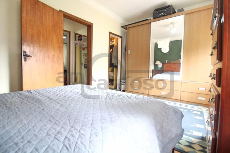 APARTAMENTO COM DOIS DORMITÓRIOS E ESTACIONAMENTO CONDOMINIAL