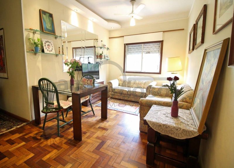 APARTAMENTO COM DOIS DORMITÓRIOS E ESTACIONAMENTO CONDOMINIAL
