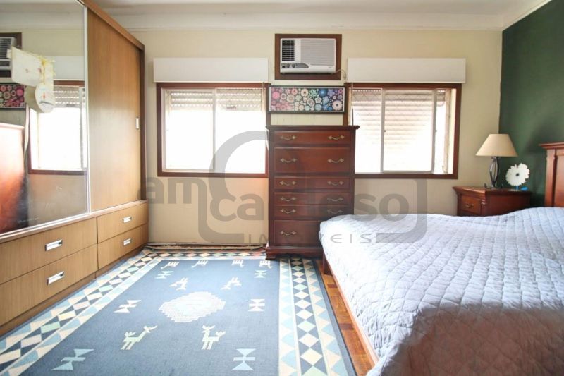 APARTAMENTO COM DOIS DORMITÓRIOS E ESTACIONAMENTO CONDOMINIAL