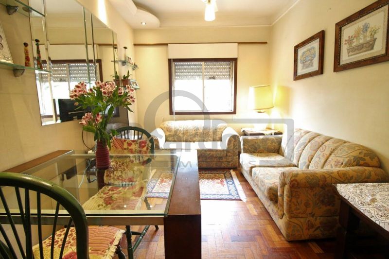 APARTAMENTO COM DOIS DORMITÓRIOS E ESTACIONAMENTO CONDOMINIAL
