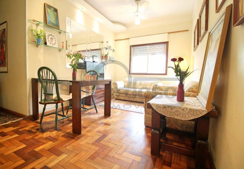 APARTAMENTO COM DOIS DORMITÓRIOS E ESTACIONAMENTO CONDOMINIAL