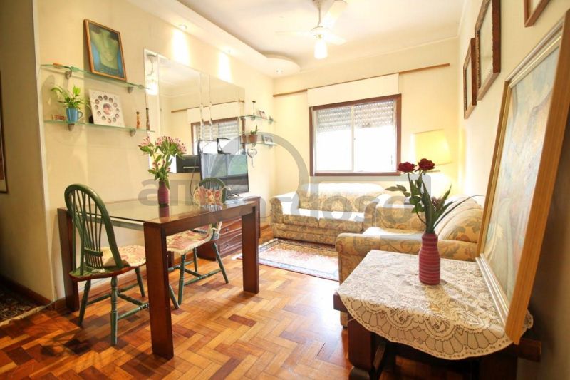 APARTAMENTO COM DOIS DORMITÓRIOS E ESTACIONAMENTO CONDOMINIAL