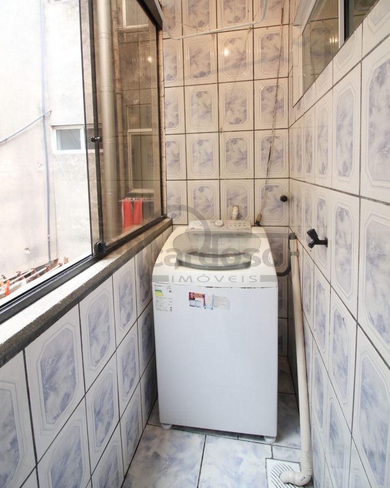 APARTAMENTO COM DOIS DORMITÓRIOS E ESTACIONAMENTO CONDOMINIAL