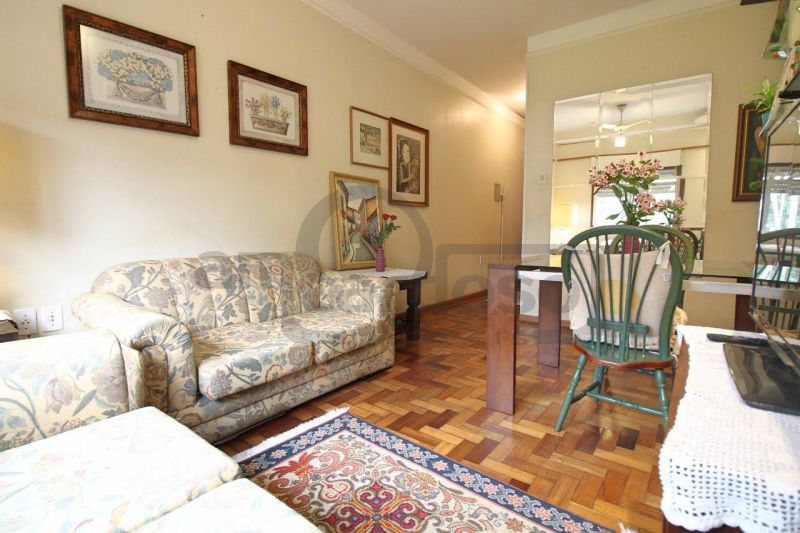 APARTAMENTO COM DOIS DORMITÓRIOS E ESTACIONAMENTO CONDOMINIAL