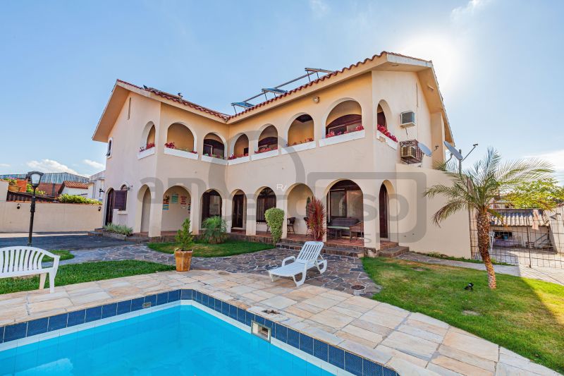 Casa de Alto Padrão com Piscina, 6 quartos com 5 vagas de garagem