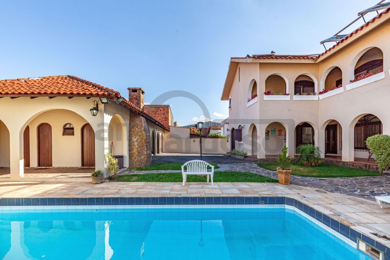 Casa de Alto Padrão com Piscina, 6 quartos com 5 vagas de garagem
