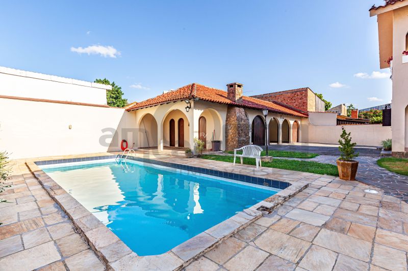 Casa de Alto Padrão com Piscina, 6 quartos com 5 vagas de garagem