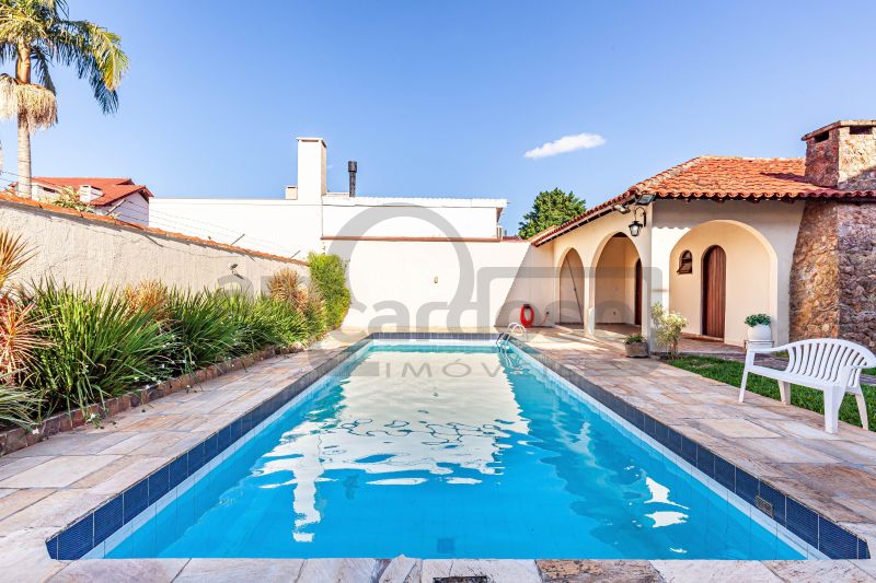 Casa de Alto Padrão com Piscina, 6 quartos com 5 vagas de garagem