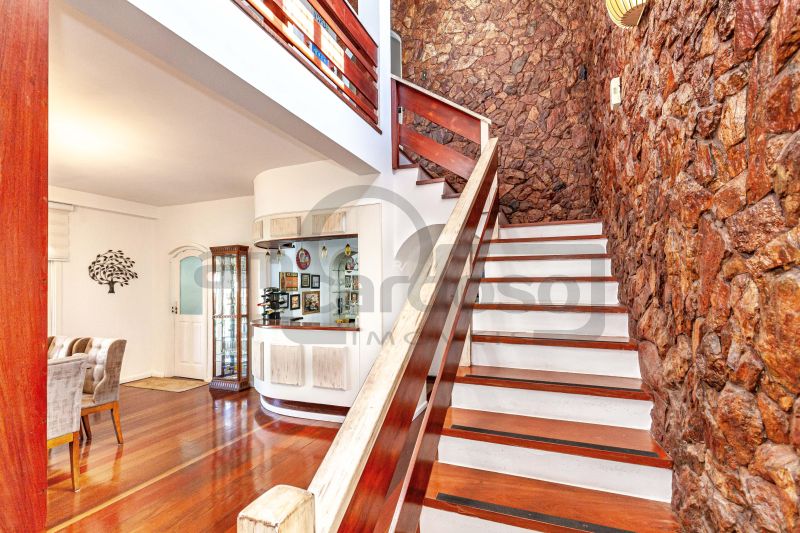 Casa de Alto Padrão com Piscina, 6 quartos com 5 vagas de garagem