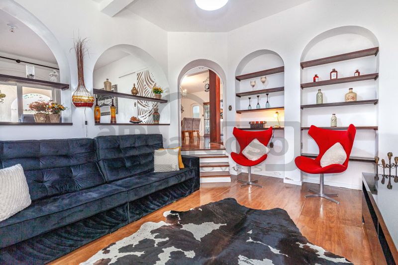 Casa de Alto Padrão com Piscina, 6 quartos com 5 vagas de garagem