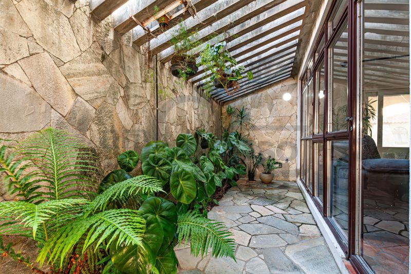 Casa de Alto Padrão com Piscina, 6 quartos com 5 vagas de garagem