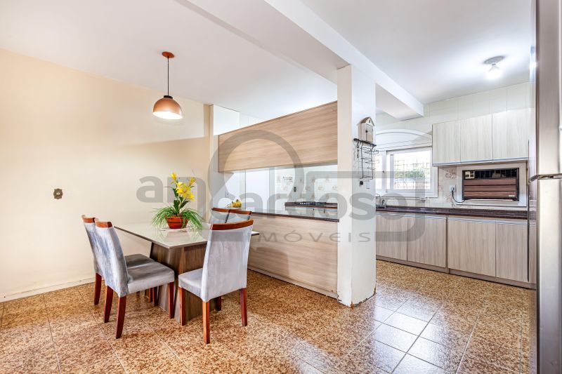 Casa de Alto Padrão com Piscina, 6 quartos com 5 vagas de garagem