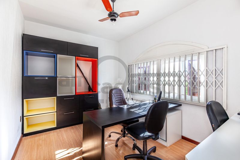 Casa de Alto Padrão com Piscina, 6 quartos com 5 vagas de garagem