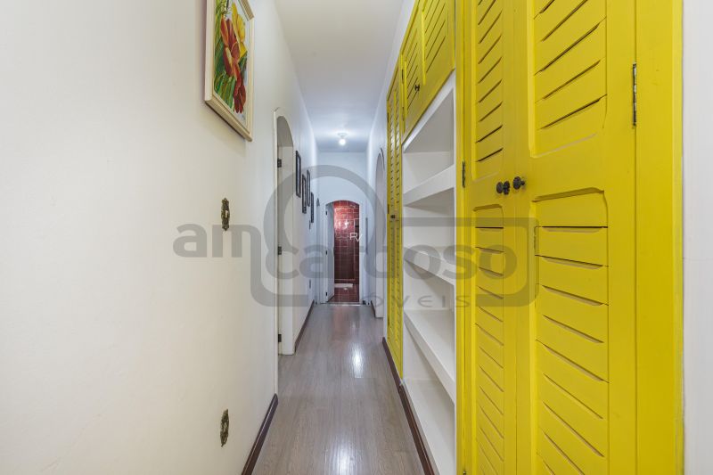Casa de Alto Padrão com Piscina, 6 quartos com 5 vagas de garagem