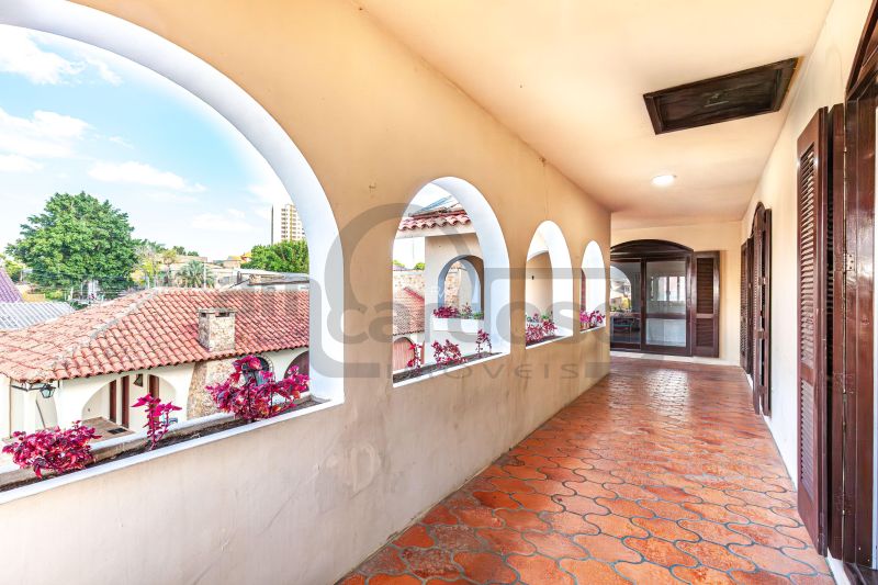 Casa de Alto Padrão com Piscina, 6 quartos com 5 vagas de garagem