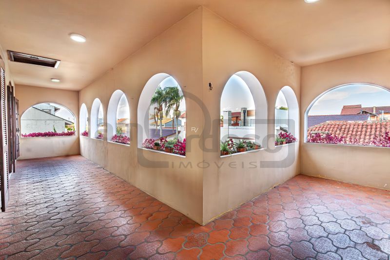 Casa de Alto Padrão com Piscina, 6 quartos com 5 vagas de garagem
