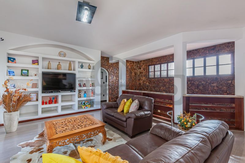 Casa de Alto Padrão com Piscina, 6 quartos com 5 vagas de garagem