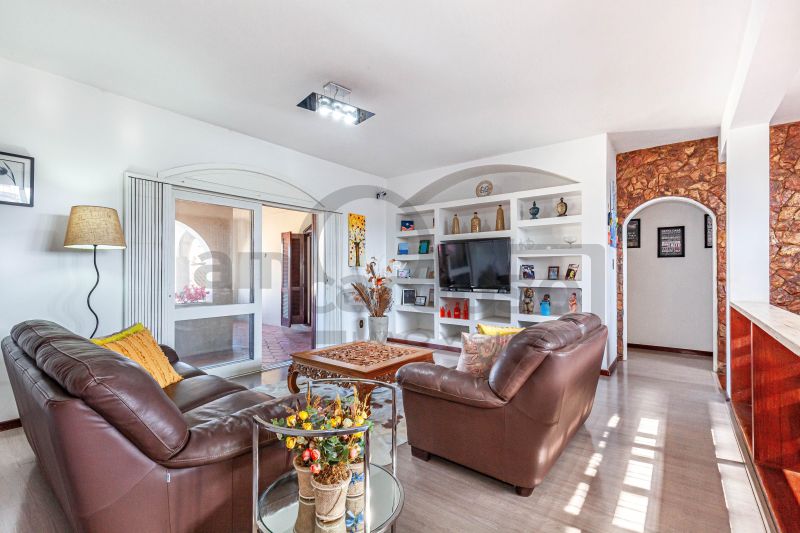Casa de Alto Padrão com Piscina, 6 quartos com 5 vagas de garagem