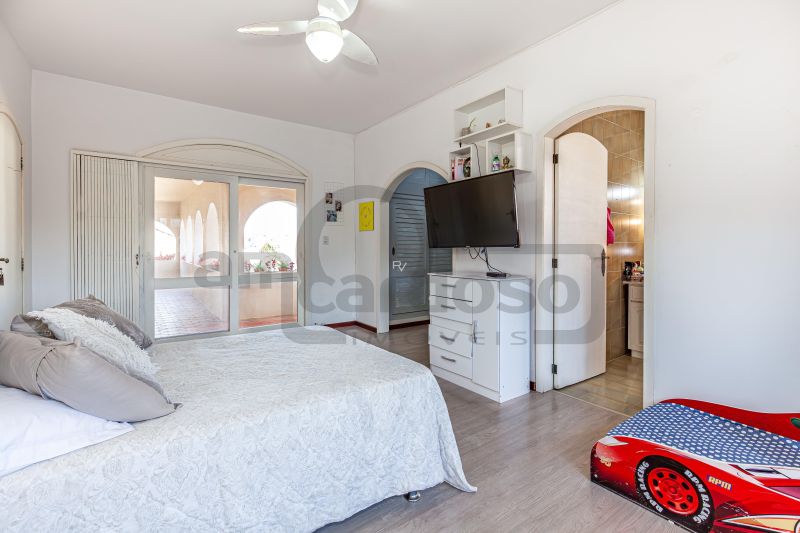 Casa de Alto Padrão com Piscina, 6 quartos com 5 vagas de garagem