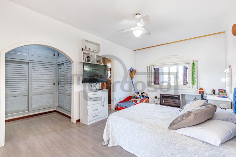 Casa de Alto Padrão com Piscina, 6 quartos com 5 vagas de garagem