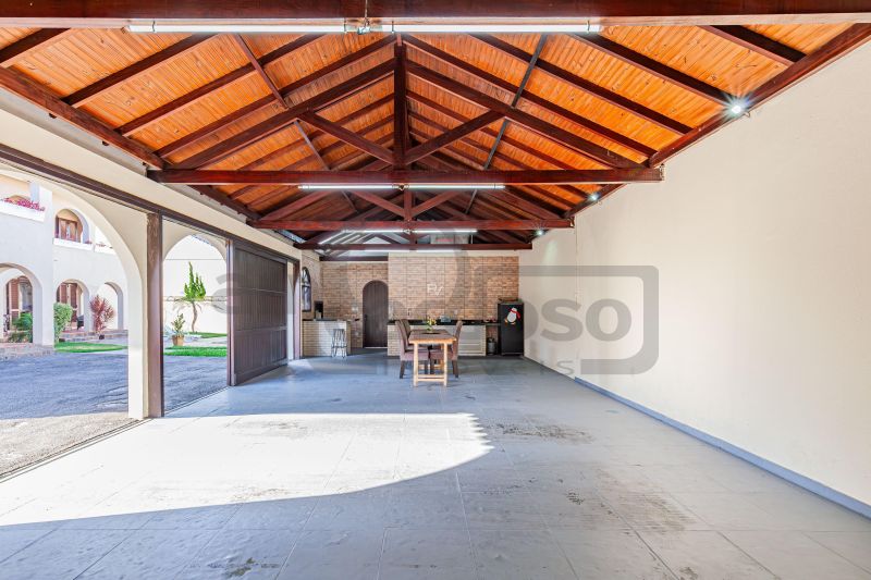 Casa de Alto Padrão com Piscina, 6 quartos com 5 vagas de garagem