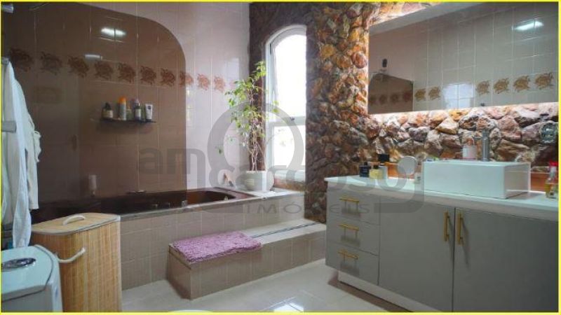 Casa de Alto Padrão com Piscina, 6 quartos com 5 vagas de garagem