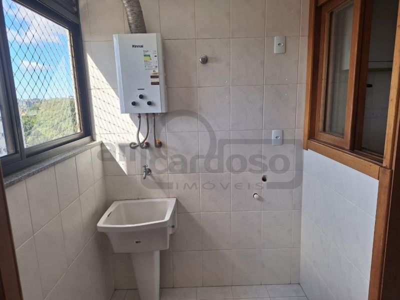 APARTAMENTO COM 2 DORMITÓRIOS, SENDO UMA SUÍTE EM EDIFICIO DE GABARITO NOS ALTOS DO BAIRRO
