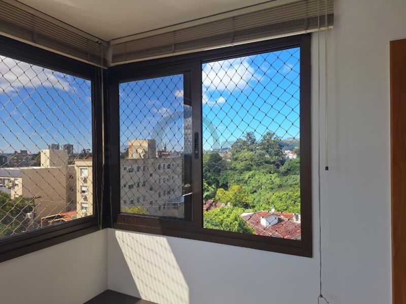 APARTAMENTO COM 2 DORMITÓRIOS, SENDO UMA SUÍTE EM EDIFICIO DE GABARITO NOS ALTOS DO BAIRRO